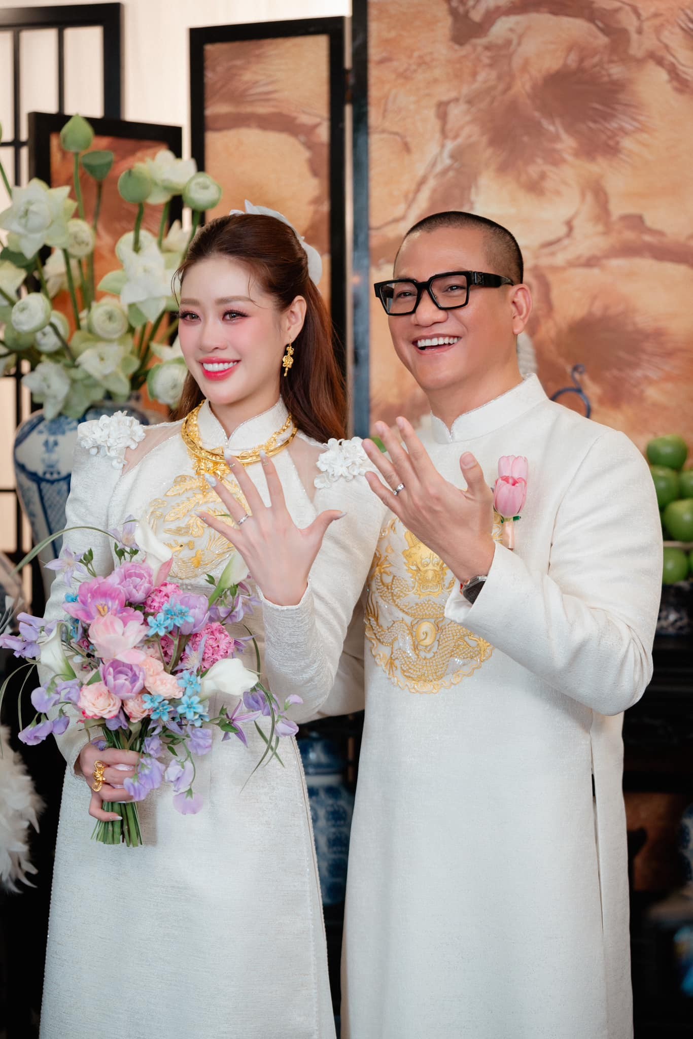 La señorita Khanh Van recibió numerosas medallas de oro en la ceremonia de compromiso. Foto 1