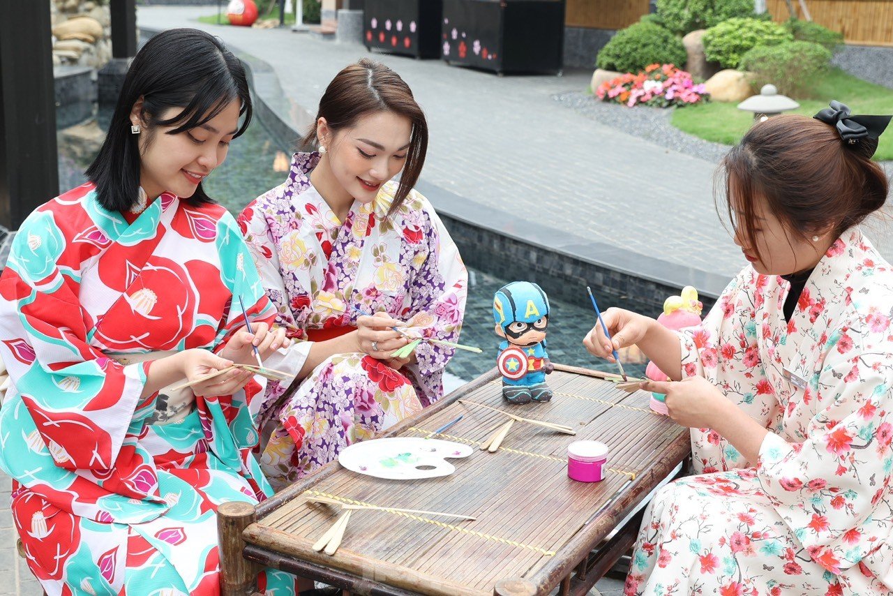 Entdecken Sie mit Schönheitsköniginnen und Schönheiten das Geheimnis hinter traditionellen japanischen Mustern Foto 3