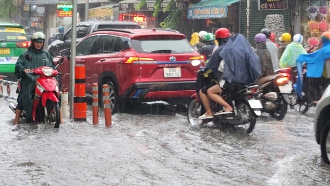 Sigue lloviendo intensamente en Ho Chi Minh, ¿cuánto durará esta fuerte lluvia? Foto 1