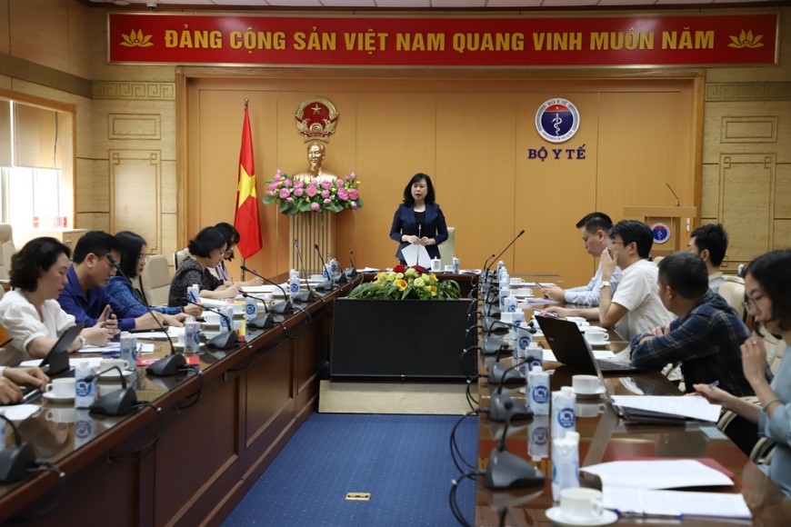 Minister of Health Dao Hong Lan attended a meeting to report on state management of new tobacco products.