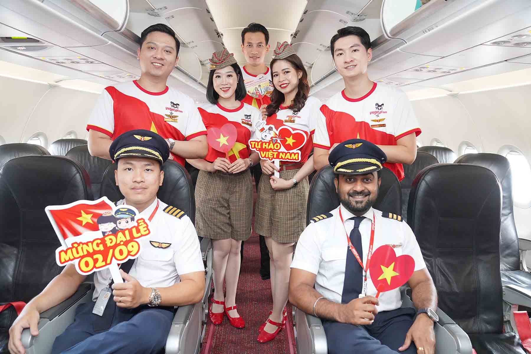 À chaque vol avec Vietjet, les gens et les touristes non seulement « volent à travers le monde, se renouvellent », mais créent également des moments spéciaux et mémorables avec l'équipage, diffusant et honorant les bonnes valeurs et la fierté nationale.