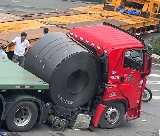 Une bobine d'acier a écrasé la cabine du tracteur. Photo: Ho Dinh