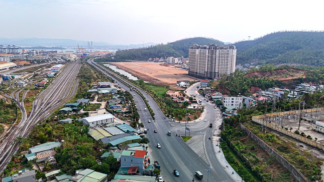 Gros plan du terrain pour construire un centre commercial de 5 200 milliards de VND à Ha Long photo 10