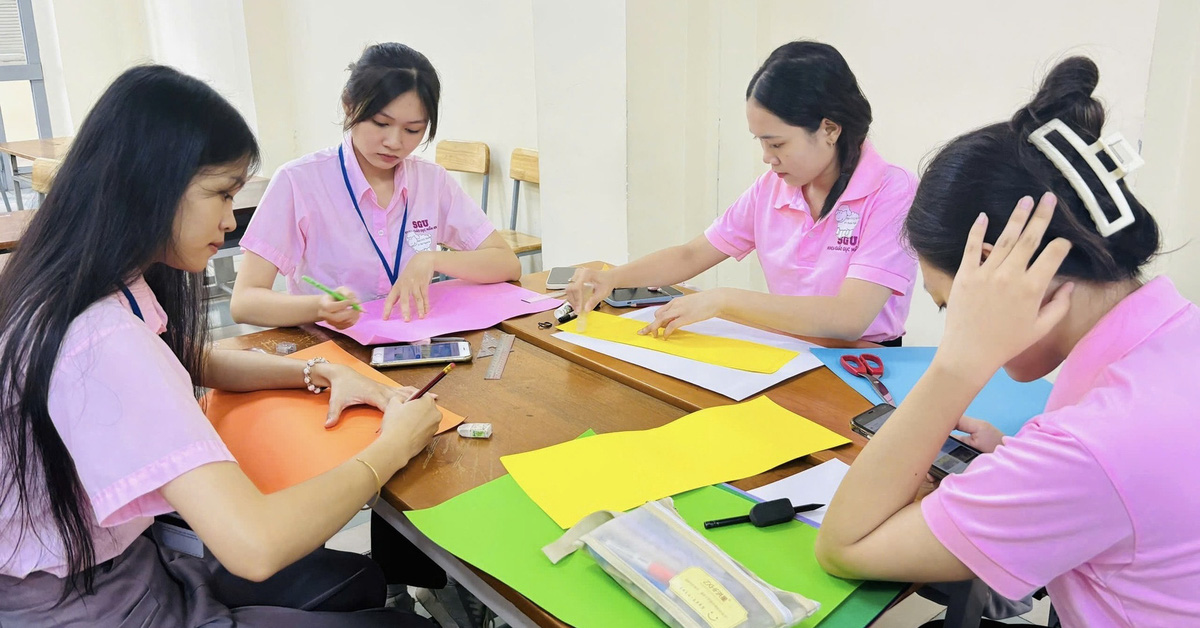 498 pedagogical students of Saigon University received support of 127 million VND/person