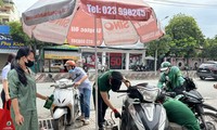 Công nhân nhận quà 'ngập tay' tại Ngày hội An toàn giao thông