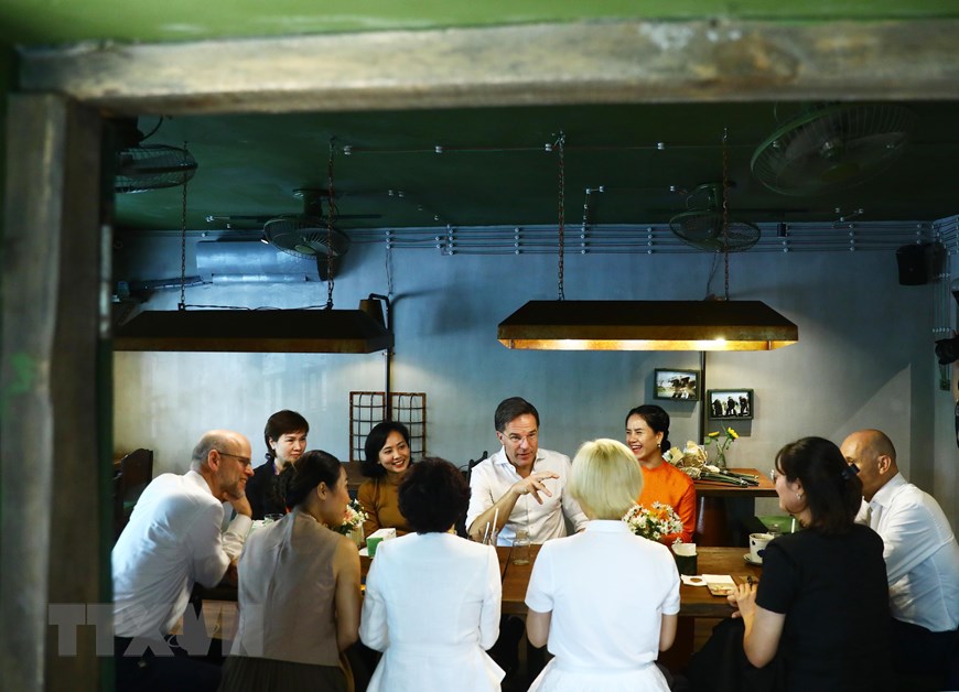 The meeting between Dutch Prime Minister Mark Rutte at the tea shop took place after he and Prime Minister Pham Minh Chinh cycled to see the streets of Hanoi. Photo: VNA