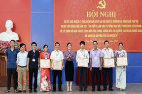 មហាវិទ្យាល័យ​វិជ្ជាជីវៈ Phu Tho បាន​រៀបចំ​ការ​ពិនិត្យ​ពាក់កណ្តាល​អាណត្តិ​នៃ​ការ​អនុវត្ត​សេចក្តីសម្រេចចិត្ត​មហាសន្និបាត​បក្ស។