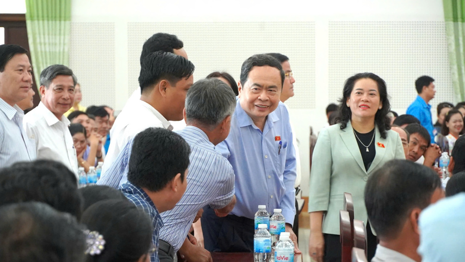 Le président de l'Assemblée nationale, Tran Thanh Man, rencontre les électeurs de la ville de Nga Bay, province de Hau Giang