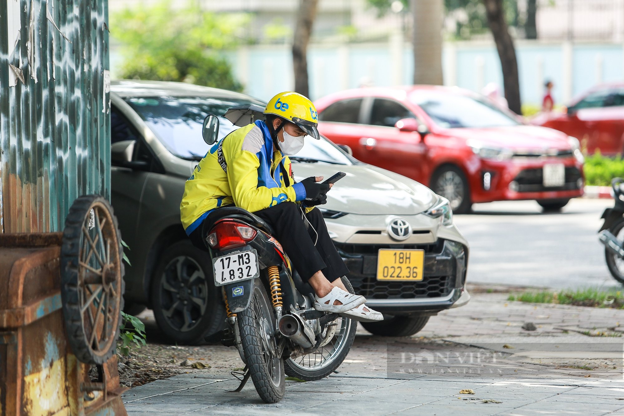 Khuôn mặt đẫm mồ hôi của công nhân dưới thời tiết hơn 40 độ C của Hà Nội- Ảnh 9.