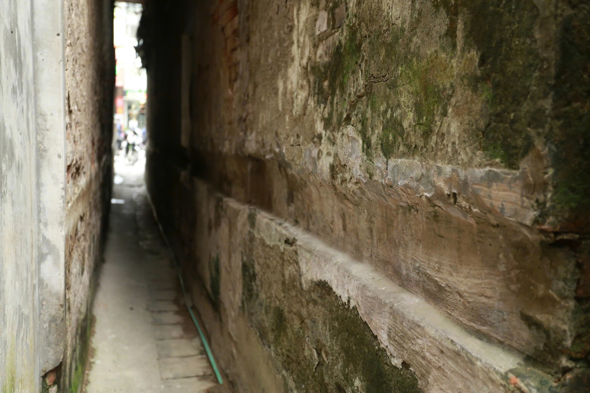 Un callejón muy pequeño en el corazón de Hanoi: las motos tienen que atravesar la pared para poder pasar. Foto 3