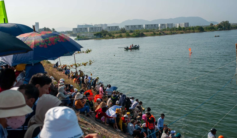 การแข่งเรือแบบดั้งเดิมที่น่าตื่นเต้นในแม่น้ำ Cu De ดานัง รูปที่ 4