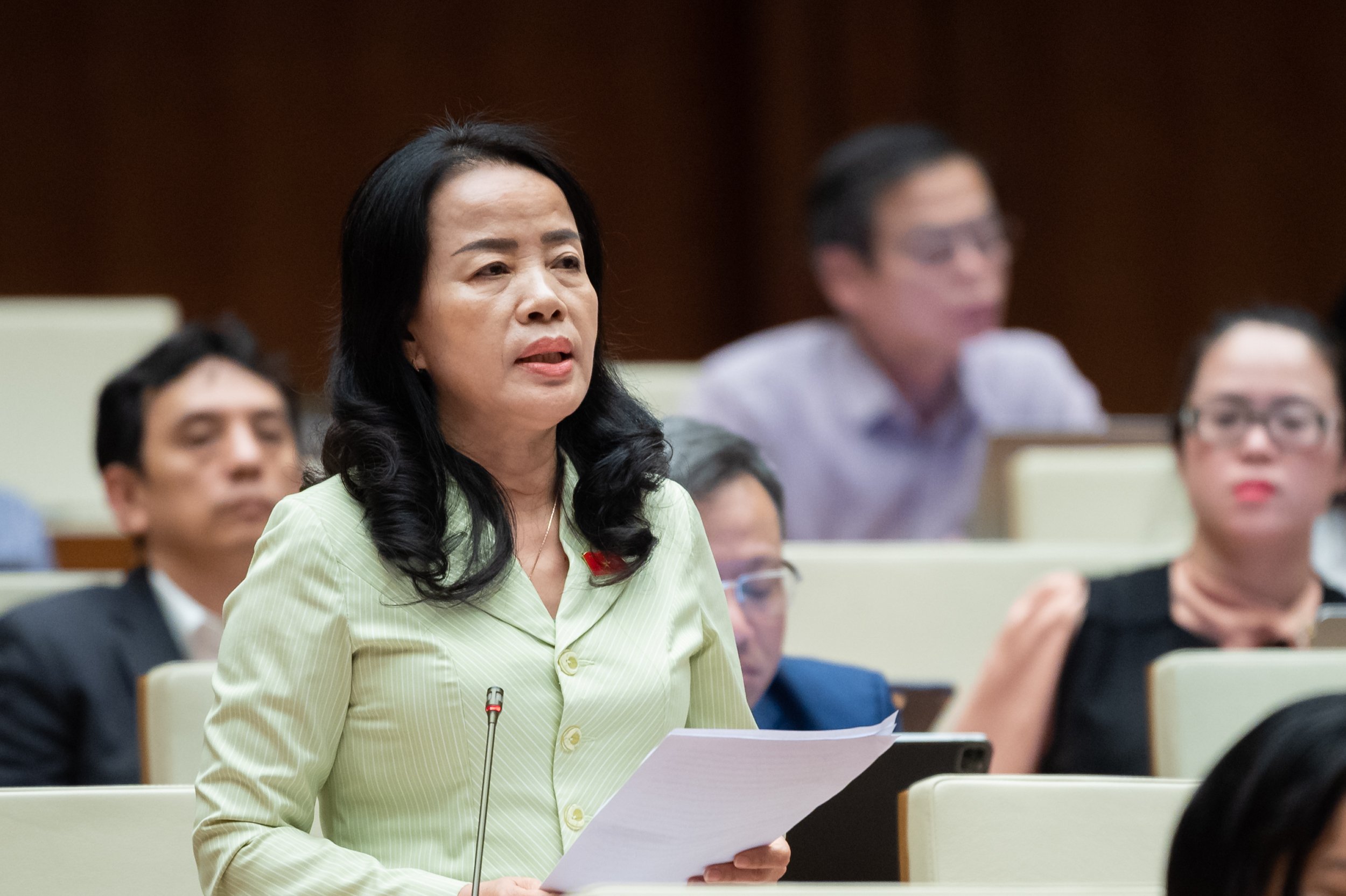 対話 - 国会議員、最高人民法院長官の答弁に声を詰まらせる