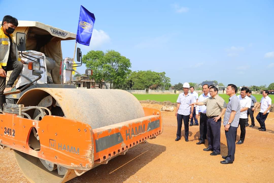 Prime Minister Pham Minh Chinh inspects the North-South Expressway project through Thanh Hoa province, picture 4