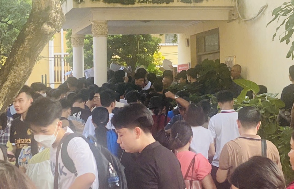 La escena del registro de alojamiento en el dormitorio de la Universidad de Ciencia y Tecnología de Hanoi esta mañana (28 de agosto).