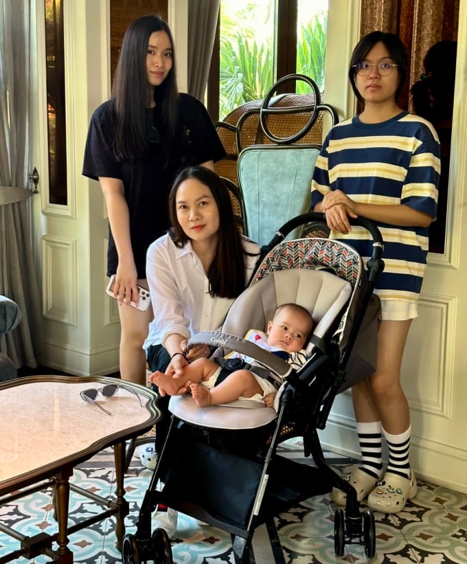 Nghệ sĩ Mai Hoa bên ba con.