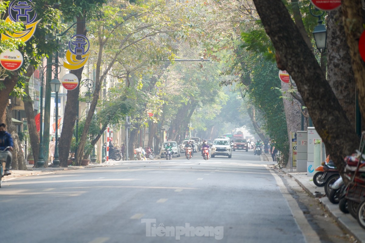 Los hanoisenses pasean tranquilamente y hacen turismo el primer día del año nuevo (foto 1)