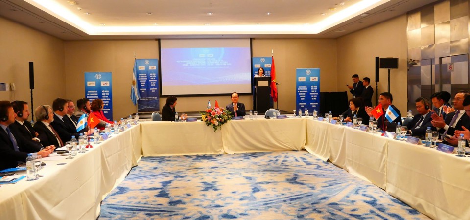 Delegierte, die an der Konferenz „Förderung von Investitionen, Handel und Tourismus zwischen Hanoi und Argentinien 2024“ teilnehmen. Foto: Do ​​Truong