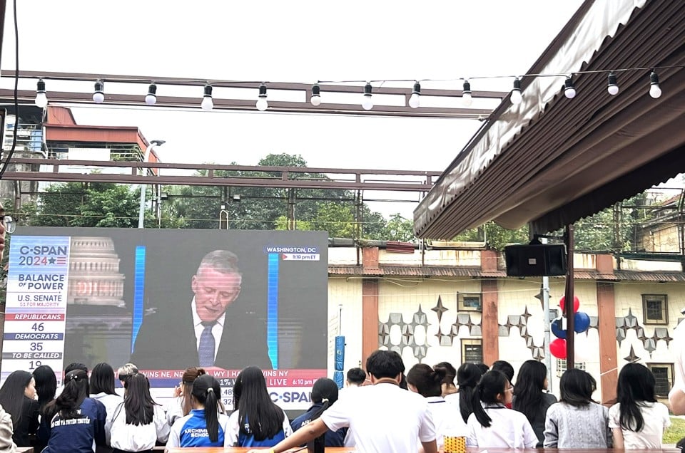 Students from universities and high schools in Hanoi access, learn and experience the US election process. Photo: Lien Ha