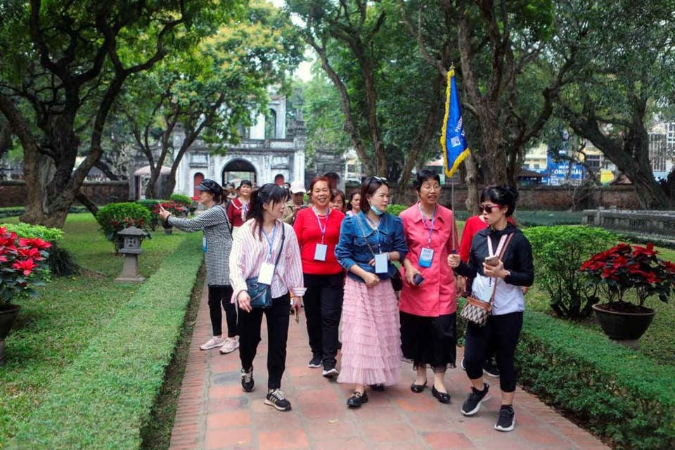 Des touristes chinois visitent le Temple de la Littérature, un vestige historique et culturel. Photo : Hoai Nam