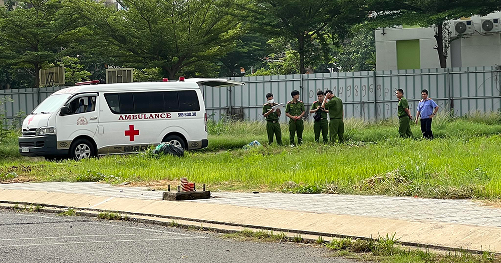 도시에서 타버린 시체. 투덕은 자살로 인해 사망했습니다.