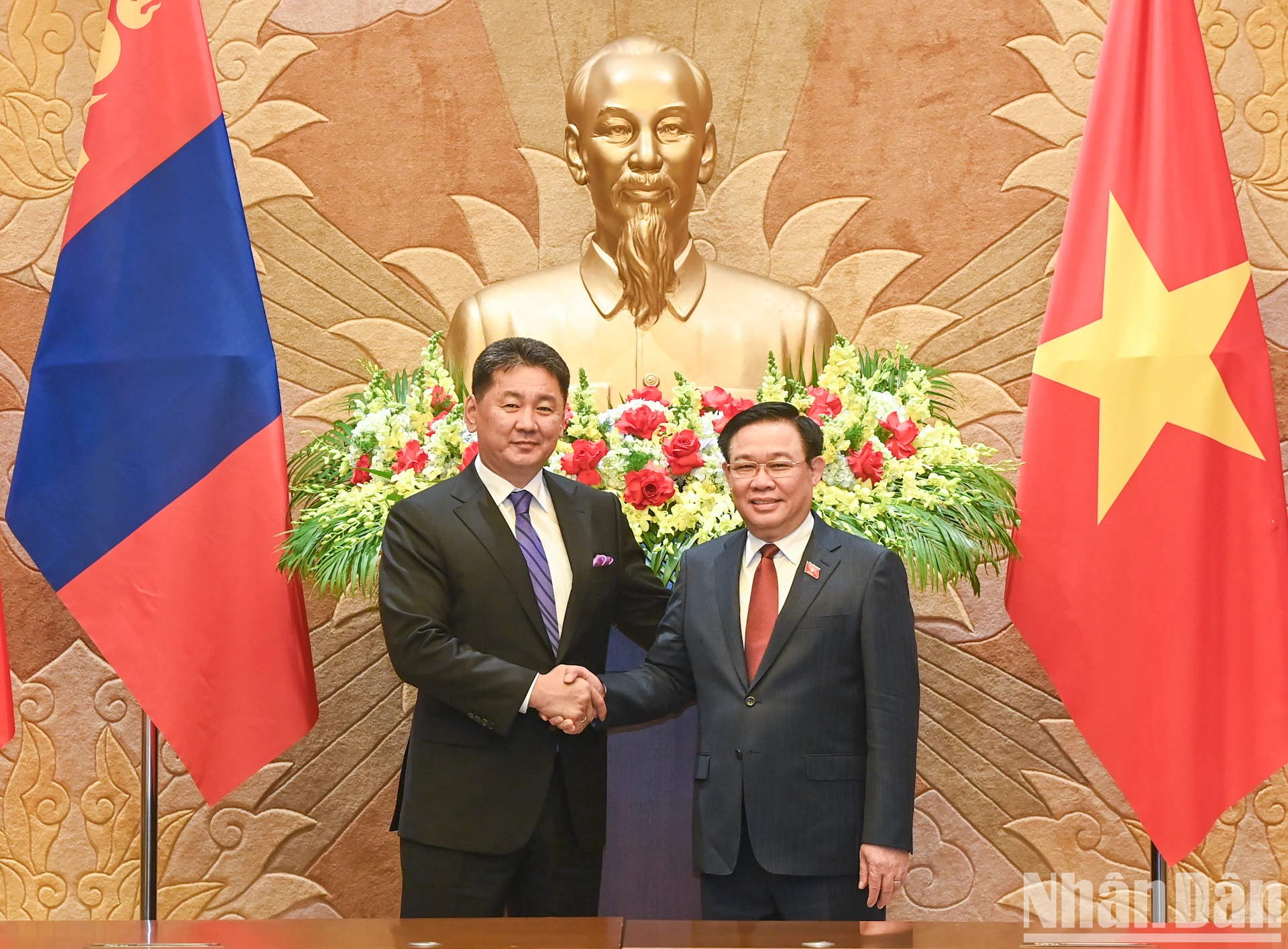 [Foto] El presidente de la Asamblea Nacional, Vuong Dinh Hue, se reúne con el presidente de Mongolia, Ukhnaagiin Khurelsukh. Foto 4