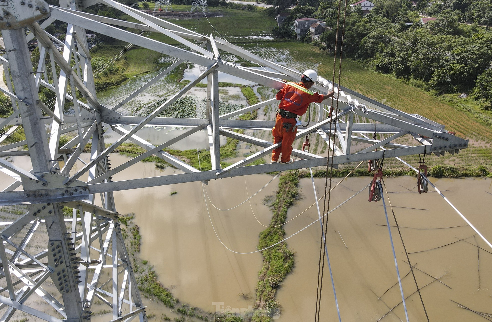 Cận cảnh đường dây 500kV qua Hà Tĩnh dần hoàn thiện ảnh 4