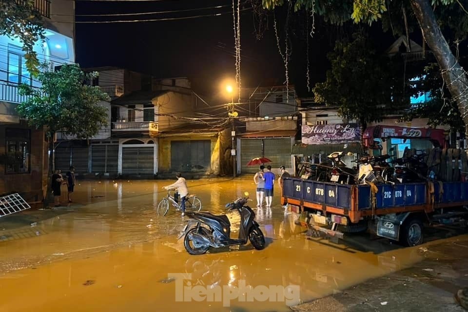 ទឹក​ទន្លេ​ក្រហម​ហក់​ឡើង ប្រជាជន Yen Bai ស្នាក់​ពេញ​មួយ​យប់​ដើម្បី​រៀបចំ​ខ្លួន​ដើម្បី​គេច​ពី​ទឹកជំនន់ រូបថត ១០