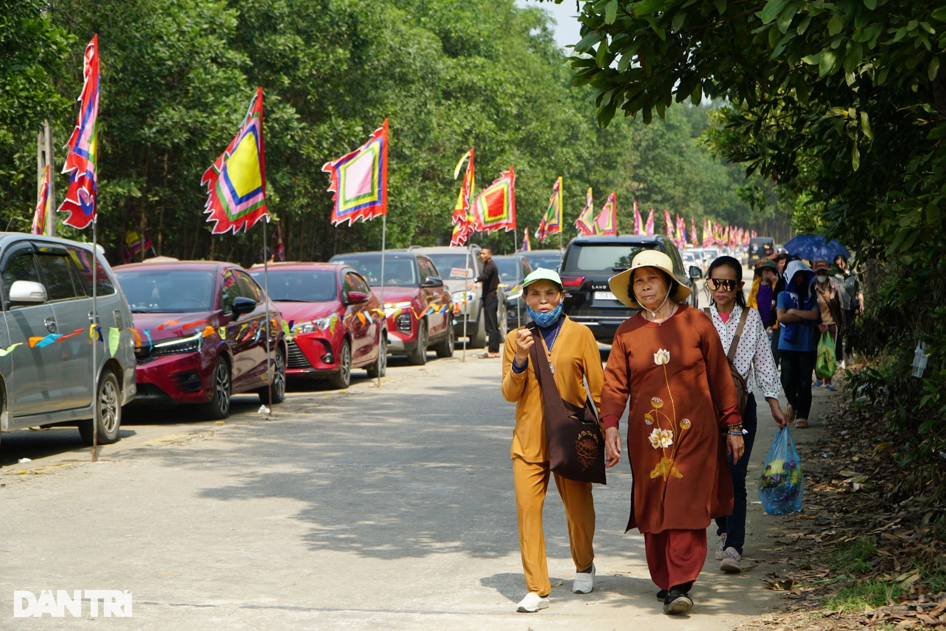 Xe trung chuyển nhồi nhét khách, đại náo đường lên đền Nưa - Am Tiên - 1