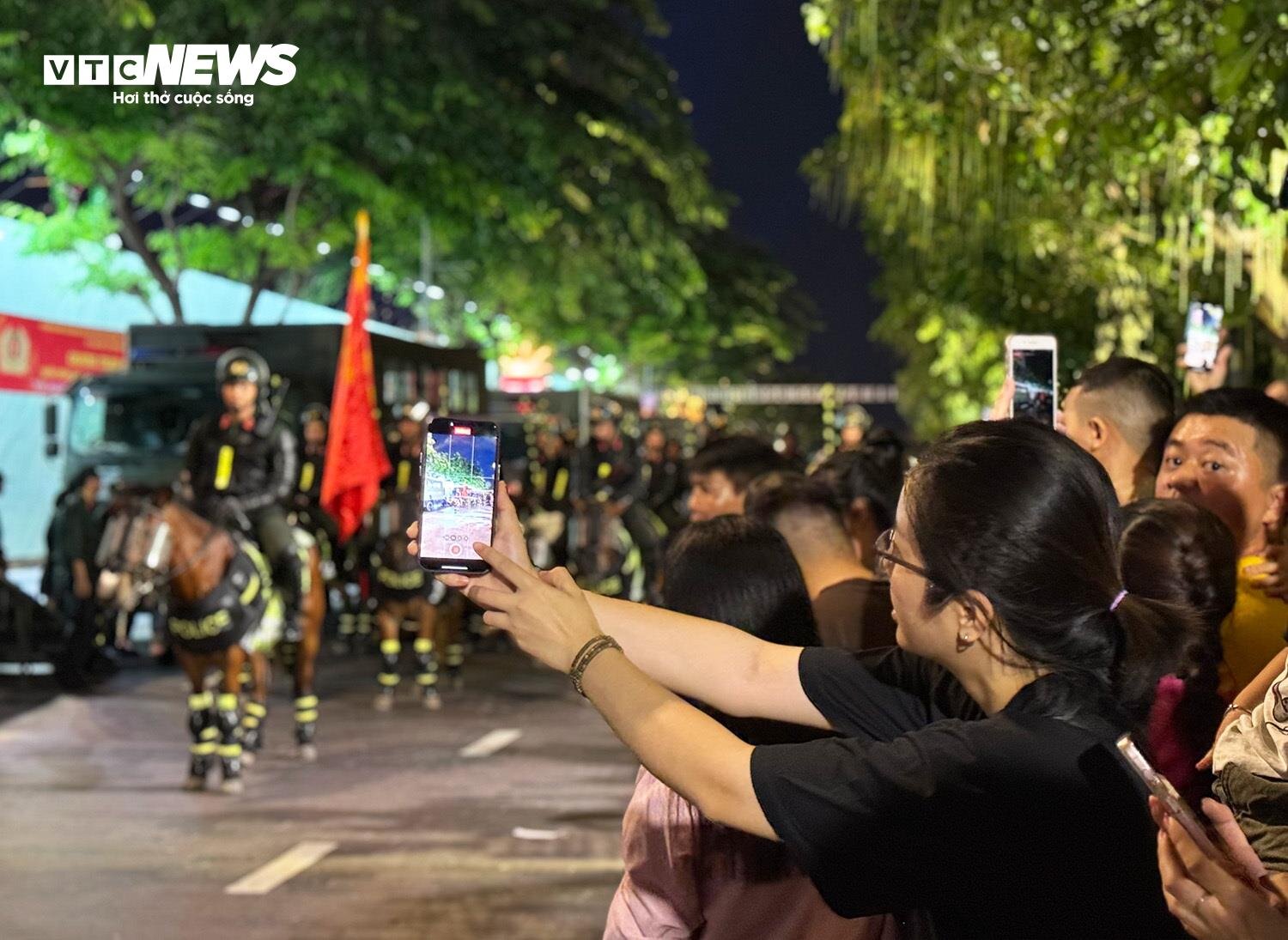 Défilé de la police mobile à cheval sur la rue piétonne Nguyen Hue - 3