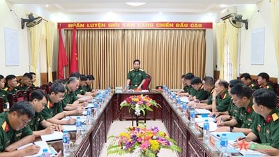 Le lieutenant-général Nguyen Doan Anh inspecte l'état de préparation au combat de la brigade de missiles 490