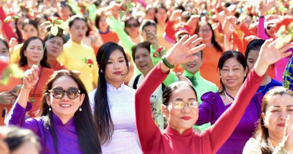 Más de 5.000 personas actúan en Ao Dai en la calle peatonal Nguyen Hue