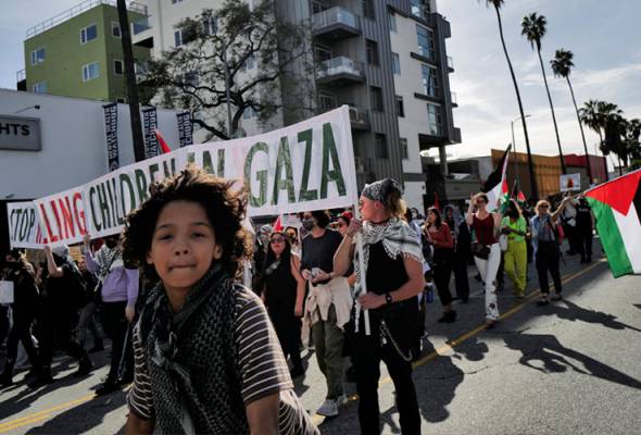 Hàng trăm người ủng hộ Palestine biểu tình bên ngoài lễ trao giải Oscar