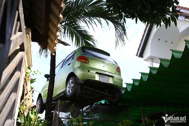 Un coche 'estacionado' en el techo de la puerta de la casa causa revuelo en Dong Nai, el propietario revela el motivo foto 4