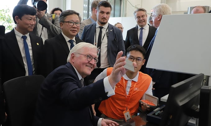 El presidente alemán experimenta con una máquina de grabado de metal en el área de prácticas de la Universidad Vietnam-Alemania. Foto: VGU