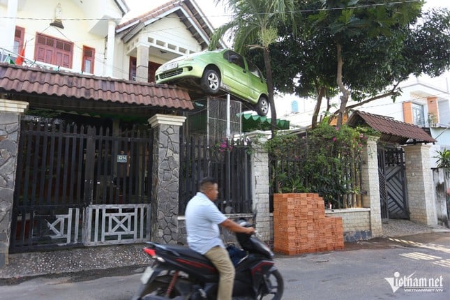 Un coche 'estacionado' en el techo de la puerta de la casa causa revuelo en Dong Nai, el propietario revela el motivo foto 2