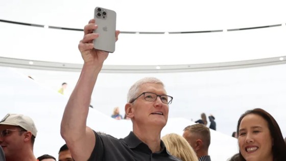 Tim Cook, CEO Apple giới thiệu iPhone 15 Pro. Ảnh: CNBC/Getty Image