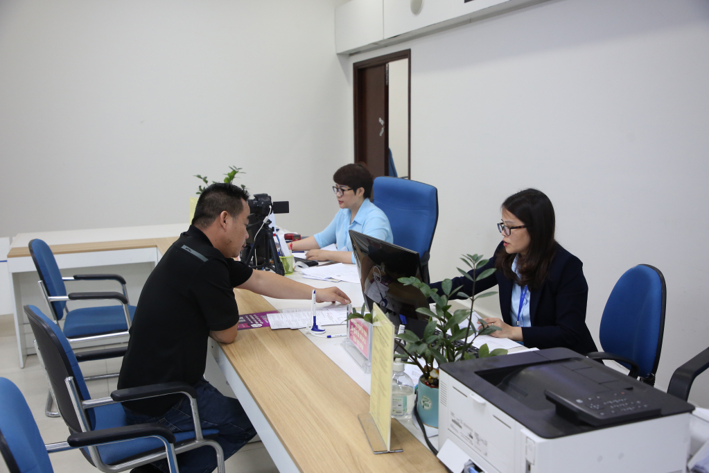 省行政サービスセンターの職員が住民のために行政手続きの案内、受付、解決を行います。