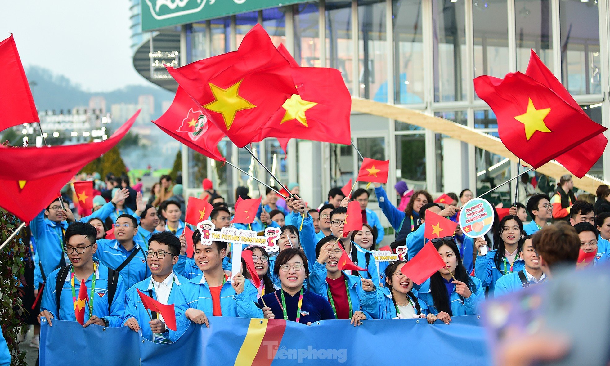 Bandera roja con estrella amarilla ondeando en el Festival Mundial de la Juventud 2024 foto 20