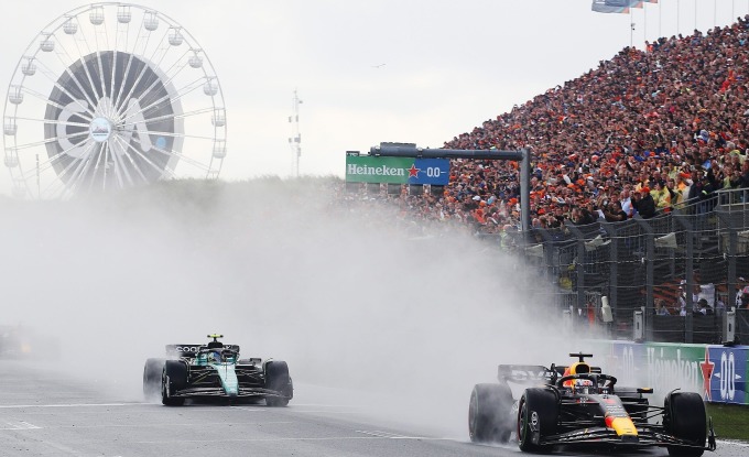 Alonso no fue lo suficientemente rápido para superar a Verstappen, pero terminó en un excelente segundo lugar en Zandvoort. Foto: AFP