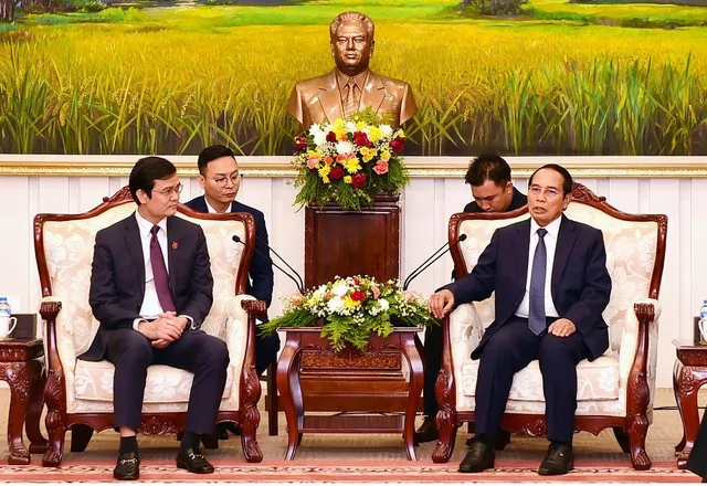 Mang tình cảm tốt đẹp hai đất nước đến với Lào - Ảnh 1.