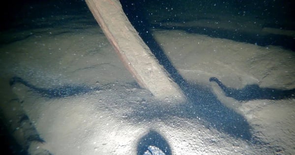 Un robot choca con un barco fantasma que estuvo oculto en el fondo de un lago durante 700 años.