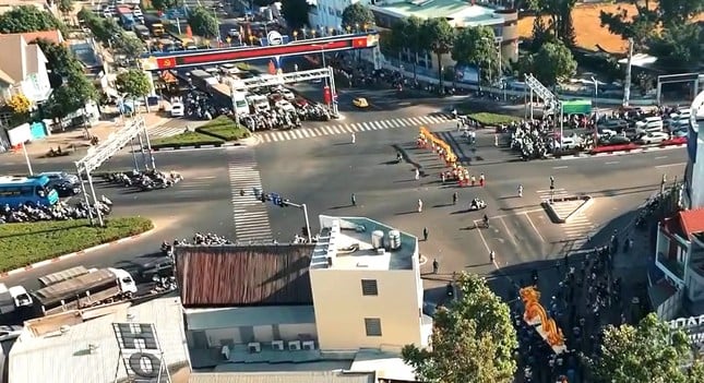 Binh Duong gibt mehr als 1.000 Milliarden aus, um die erste Unterführung an der Kreuzung des National Highway 13 zu bauen. Foto 3