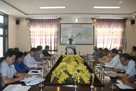 Supervising the work of ensuring traffic order and safety in Gio Linh district