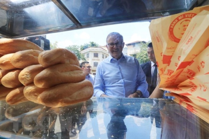 Australian Prime Minister drinks beer and eats Hanoi bread - 3