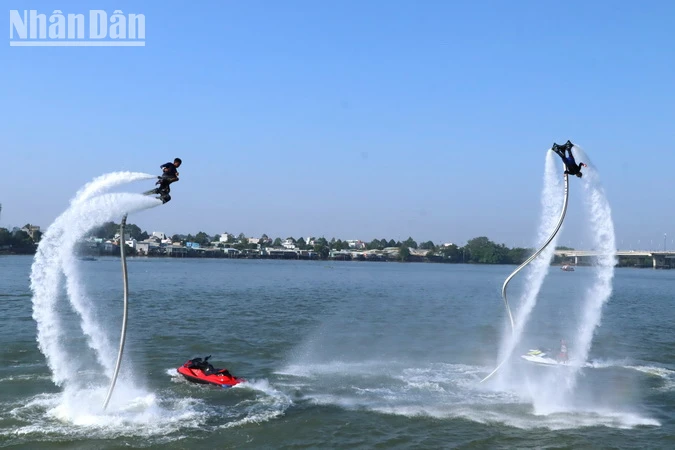 Mãn nhãn với màn biểu diễn Fly Board trên sông Đồng Nai.