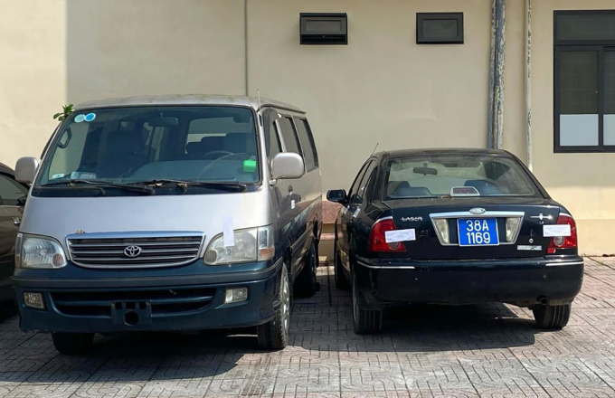 Deux voitures ont été amenées au siège de la police de la ville de Ha Tinh pour mener l'enquête. Photo : fournie par la police