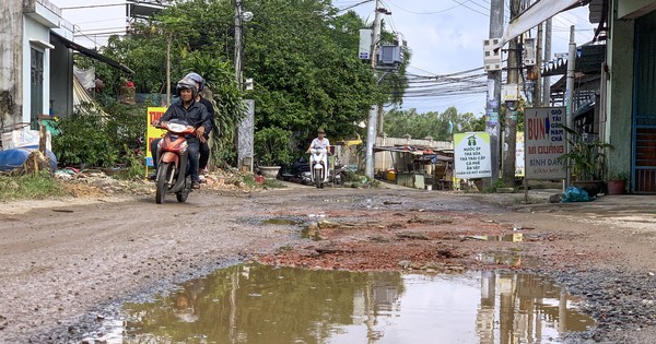 Vivir miserablemente en una calle llena de baches en Da Nang