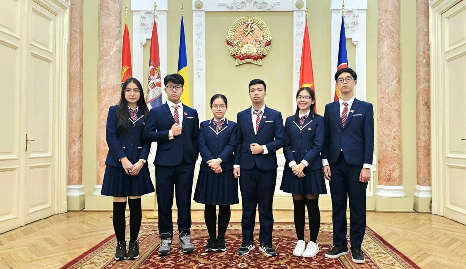 6 official members of the Vietnamese delegation at the 2024 International Junior Science Olympiad, including: 3 students from Hanoi - Amsterdam High School for the Gifted, 1 student from Nguyen Hue High School for the Gifted and 2 students from Newton Secondary - High School (far right).