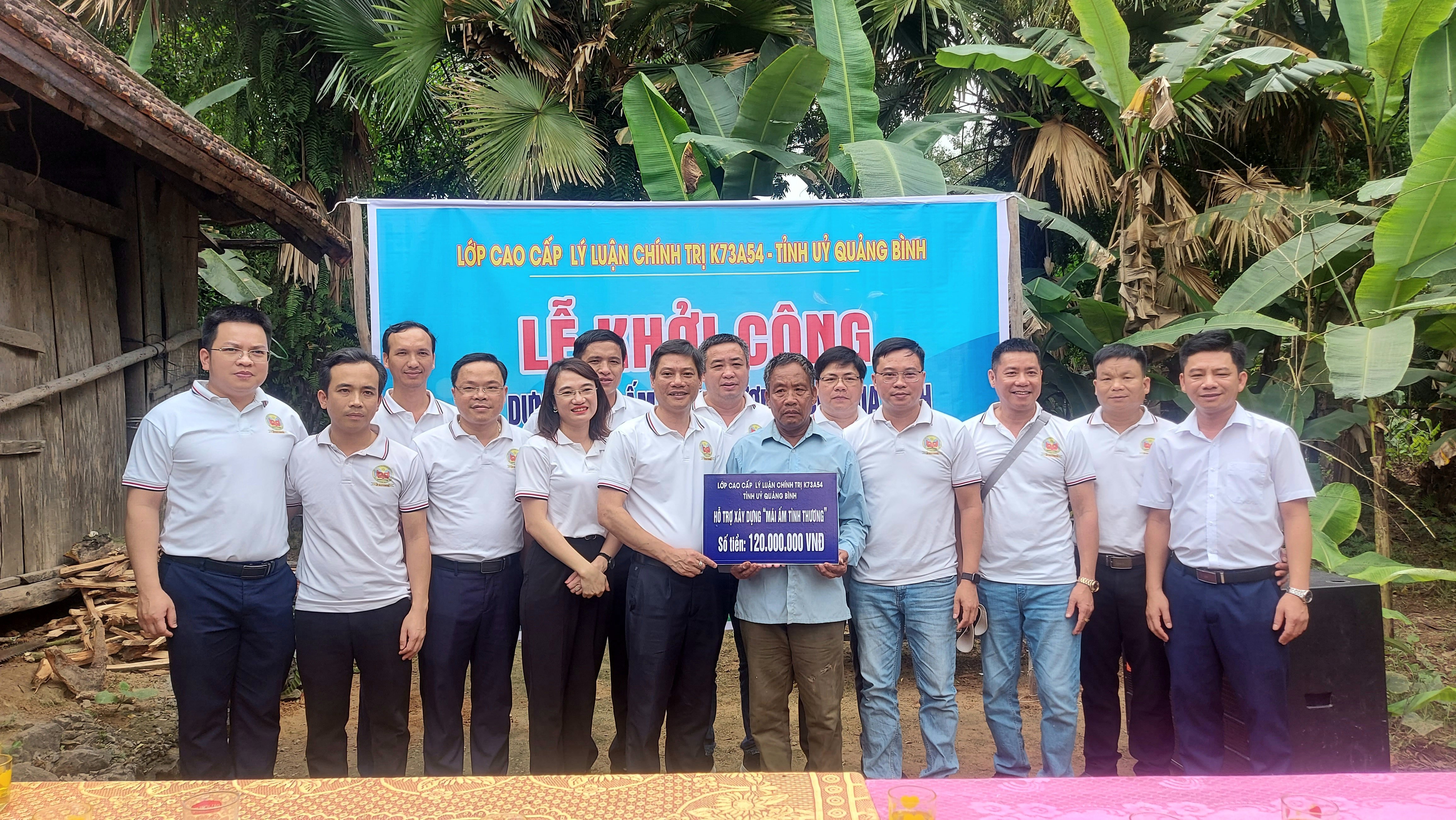 Students of the Advanced Political Theory Class K73A54 - Quang Binh Provincial Party Committee presented a plaque supporting funding for building a 