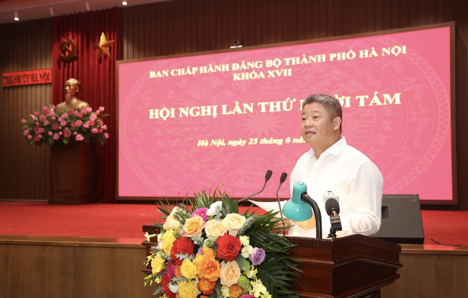 Vice Chairman of Hanoi People's Committee Nguyen Manh Quyen presented a report explaining the adjustment of the 2024 Public Investment Plan, orientation of the 2025 plan and updating and adjusting the 5-year medium-term public investment plan 2021-2025 at the city level.